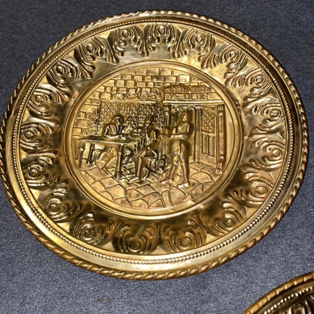 Brass vintage gold wall plates made in England set of two - Picture 3 of 10
